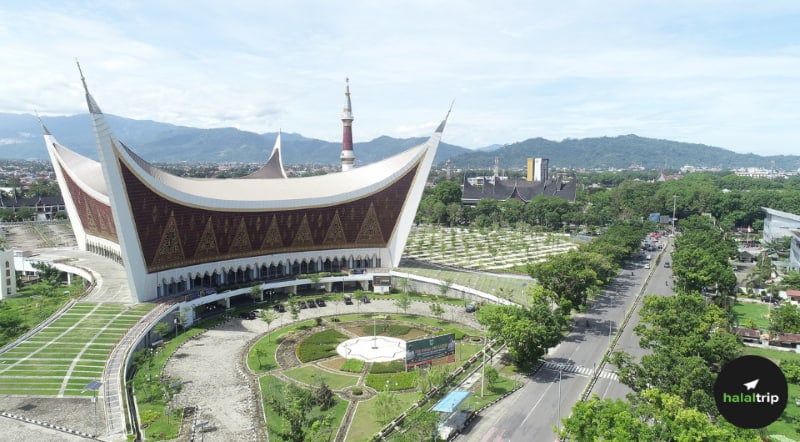 Visiting the Magnificent Grand Mosque of West Sumatra