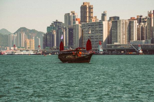 Aqua Luna Boat Hong Kong